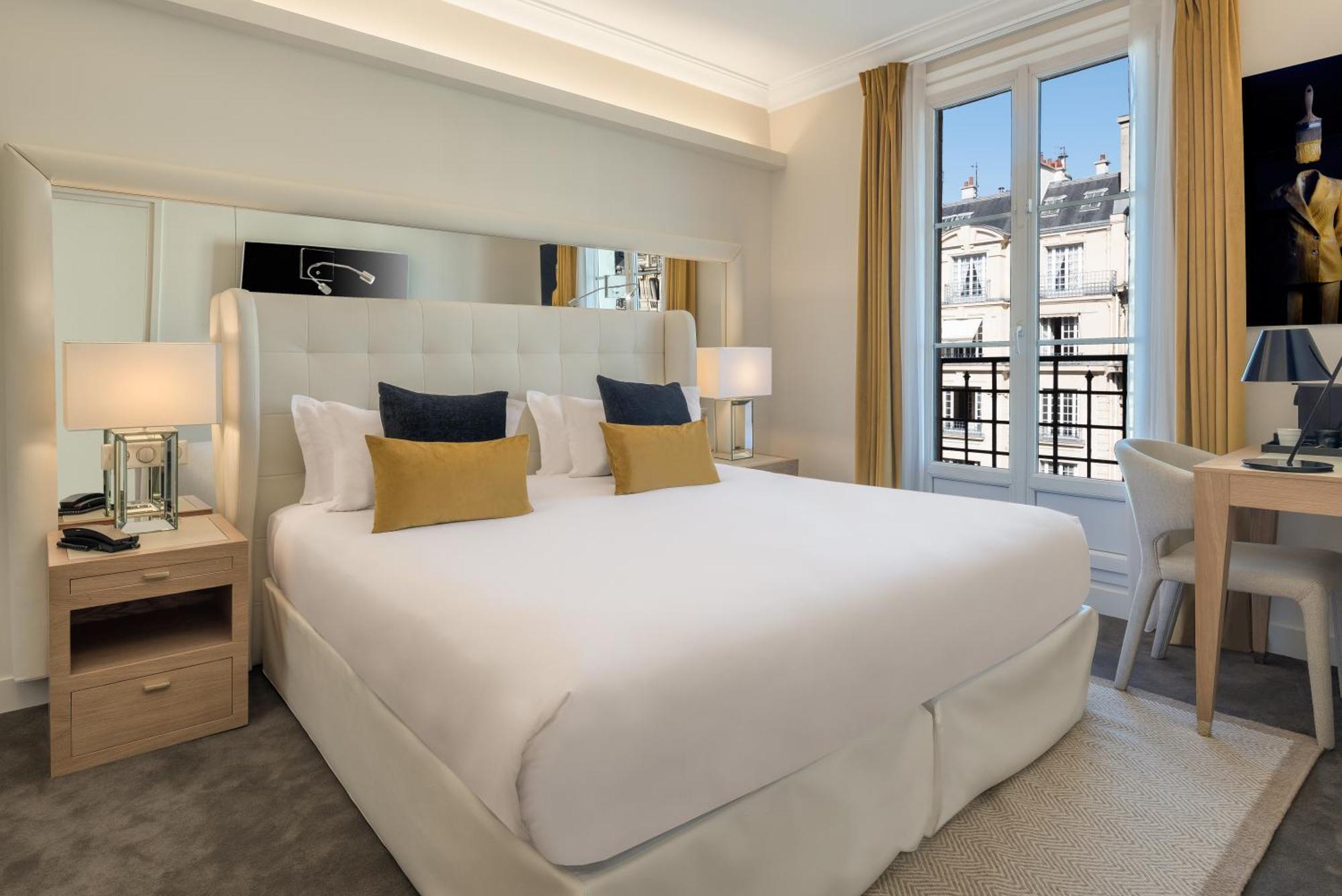 Deluxe Zimmer mit Kingsize-Bett und Stadtblick