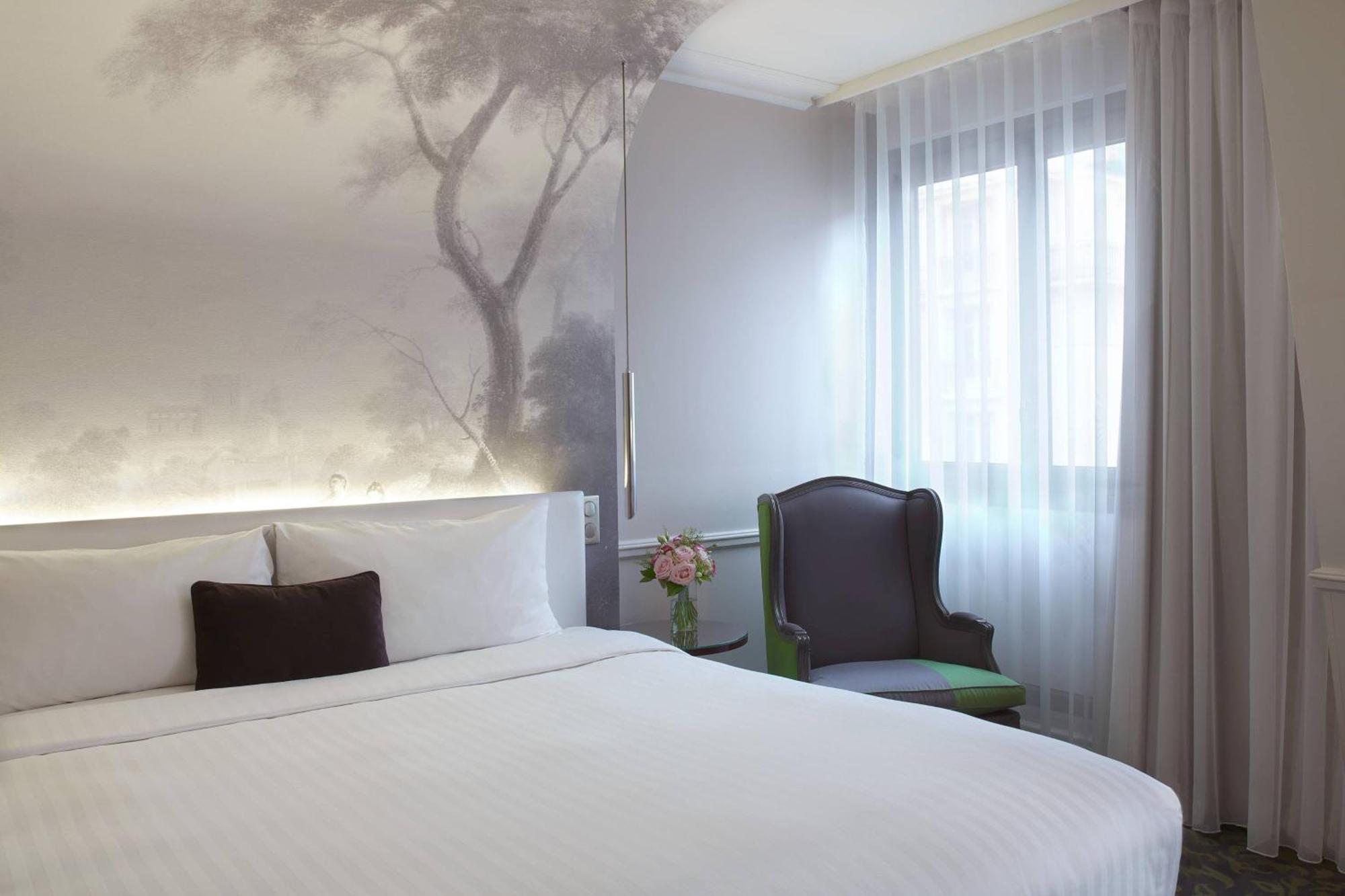 Deluxe Zimmer mit Kingsize-Bett und Gartenblick
