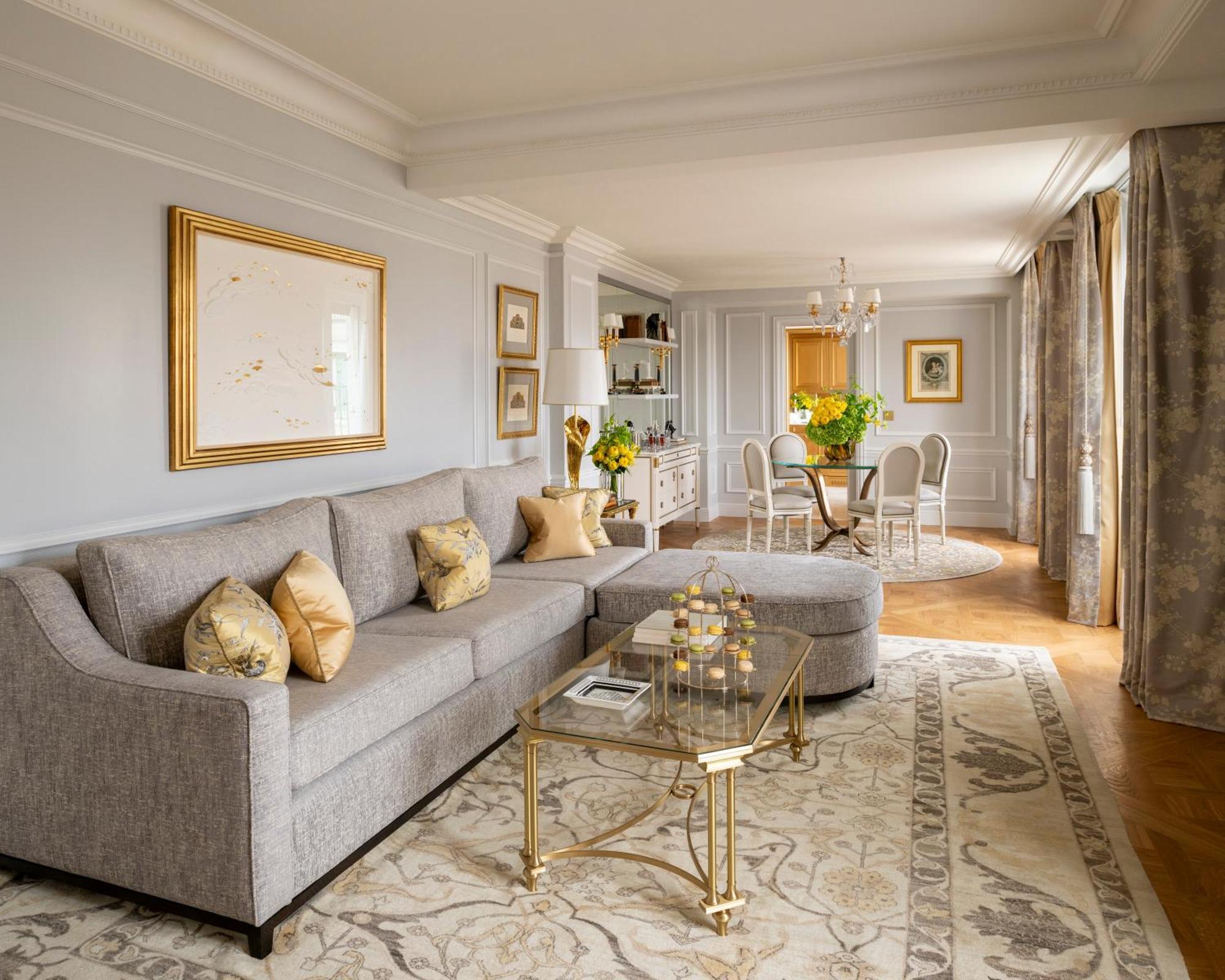Maisonette-Suite mit Kingsize-Bett und Blick auf die Stadt