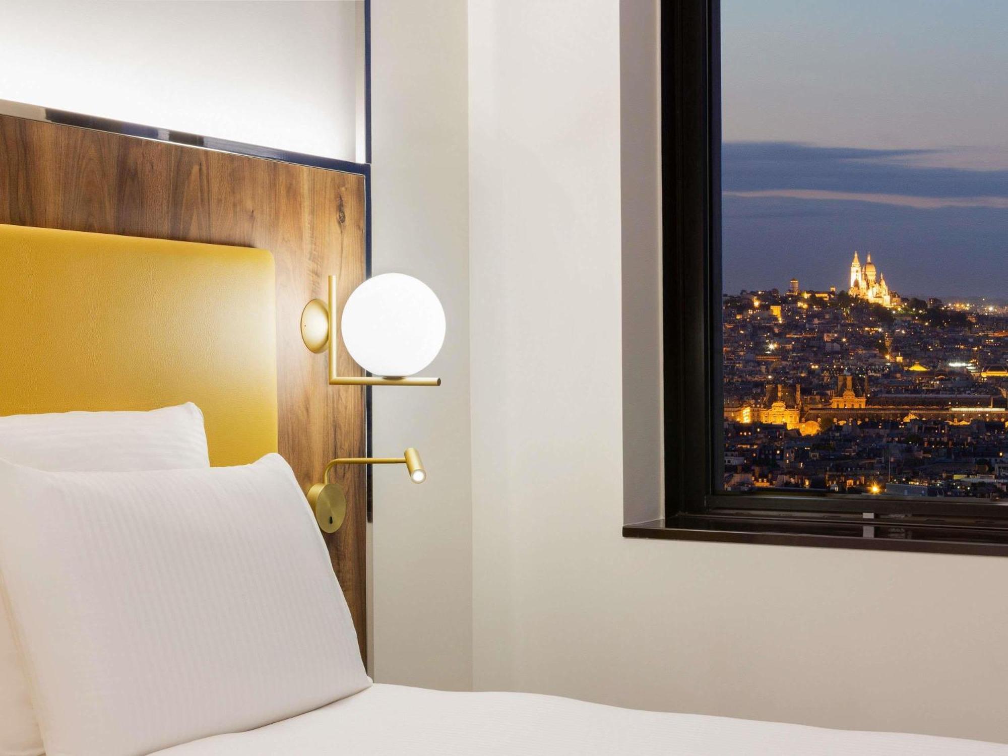 Deluxe Premium Zimmer mit Kingsize-Bett und Blick auf die Basilika Sacré-Coeur