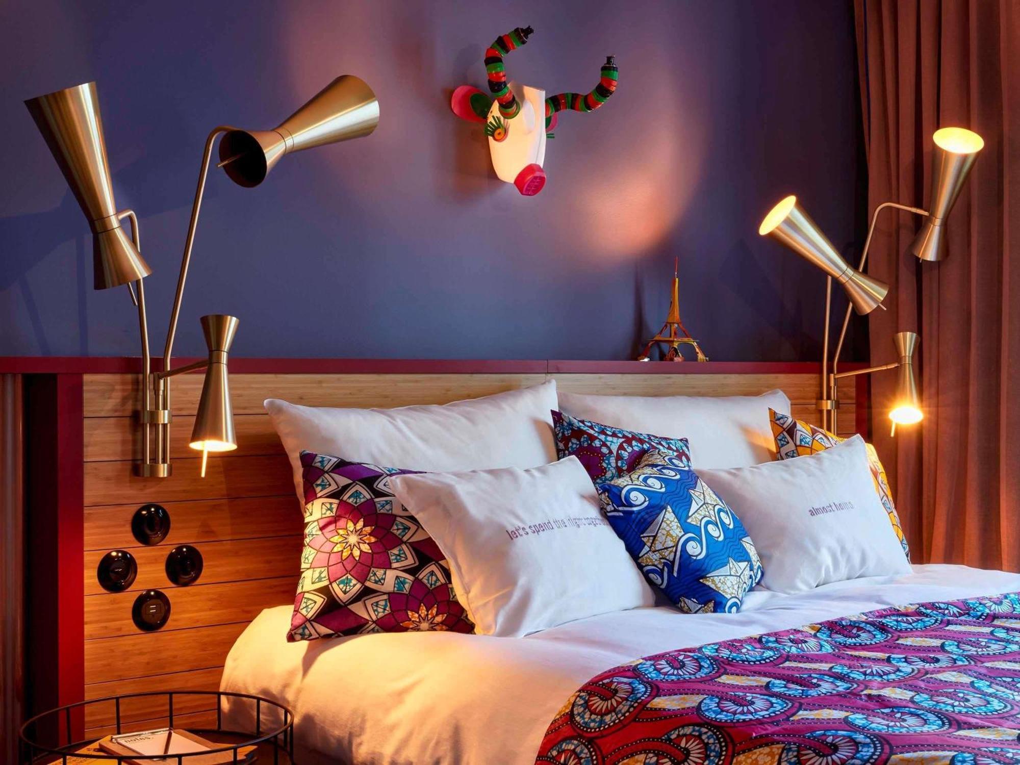 Mittelgroßes Zimmer mit Blick auf Paris