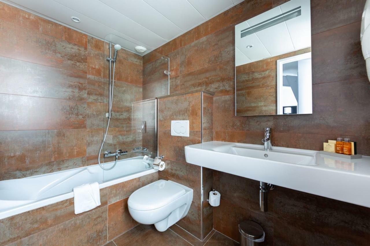 Triple Room Bath,835920344:JPEG