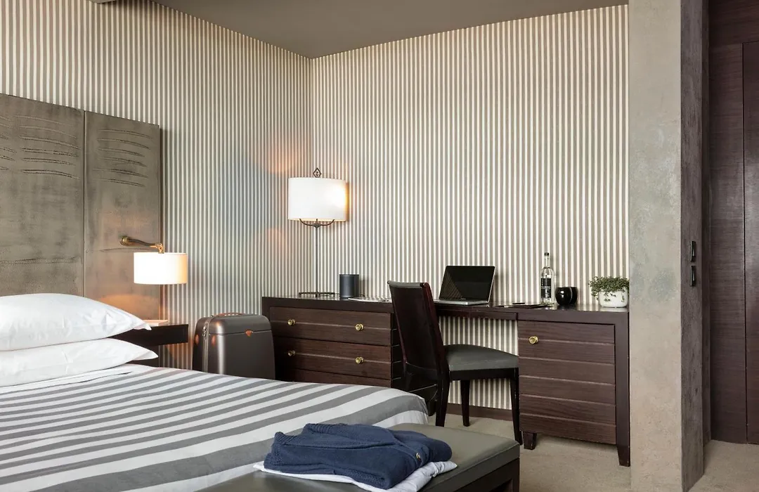 Hotel Square-1